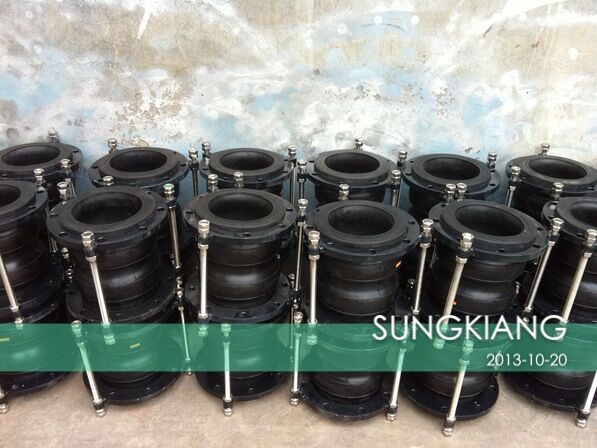 生產了一批不銹鋼拉桿黑色法蘭加固型雙球橡膠接頭 生產了一批不銹鋼拉桿黑色法蘭加固型雙球橡膠接頭