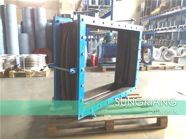 方形耐高溫橡膠風(fēng)道補(bǔ)償器發(fā)貨現(xiàn)場(chǎng)照片