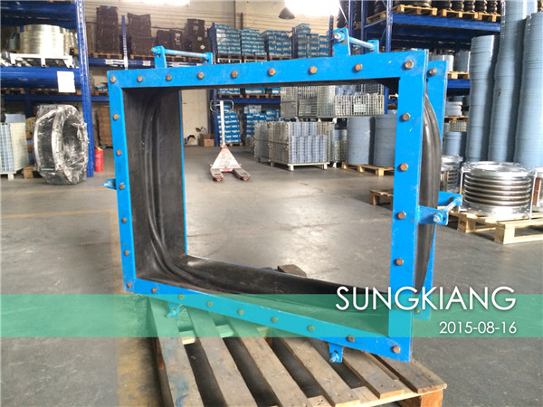 方形耐高溫橡膠風(fēng)道補(bǔ)償器發(fā)貨現(xiàn)場(chǎng)照片