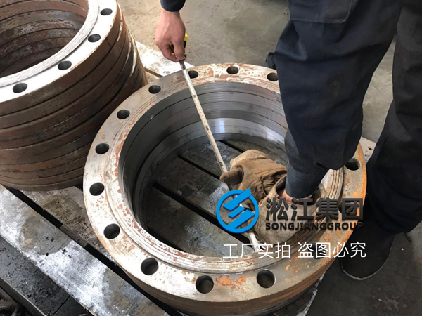 【生產(chǎn)現(xiàn)場(chǎng)】橡膠接頭開槽法蘭生產(chǎn)現(xiàn)場(chǎng) 【生產(chǎn)現(xiàn)場(chǎng)】橡膠接頭開槽法蘭生產(chǎn)現(xiàn)場(chǎng)