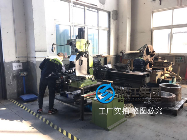 【生產(chǎn)現(xiàn)場(chǎng)】橡膠接頭開槽法蘭生產(chǎn)現(xiàn)場(chǎng) 【生產(chǎn)現(xiàn)場(chǎng)】橡膠接頭開槽法蘭生產(chǎn)現(xiàn)場(chǎng)