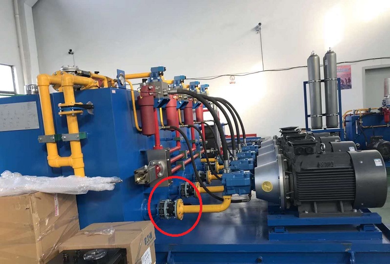 大型伺服液壓站橡膠避震喉安裝現(xiàn)場 大型伺服液壓站橡膠避震喉安裝現(xiàn)場