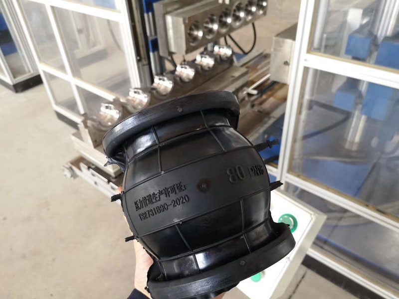 為了把控橡膠接頭膠料穩定性實驗室新增一臺三升密煉機