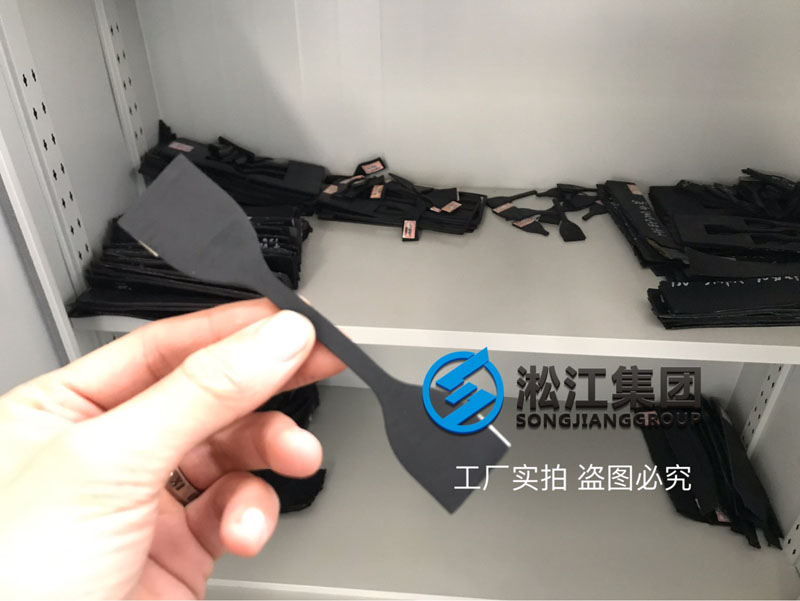 【檢測中心】橡膠接頭膠料試片拉力檢測現(xiàn)場